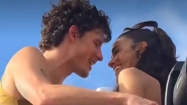 Vídeo: Clima esquenta entre Bruna Marquezine e Shawn Mendes no trio de Ivete Sangalo em Salvador