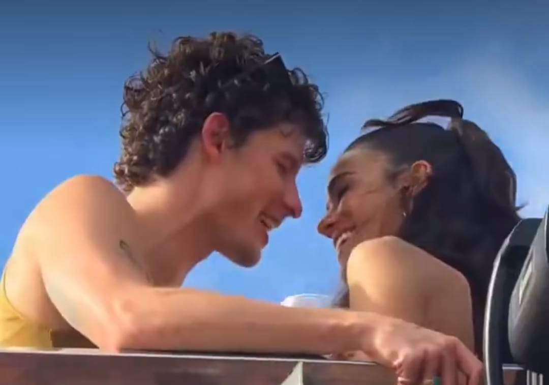 Vídeo: Clima esquenta entre Bruna Marquezine e Shawn Mendes no trio de Ivete Sangalo em Salvador