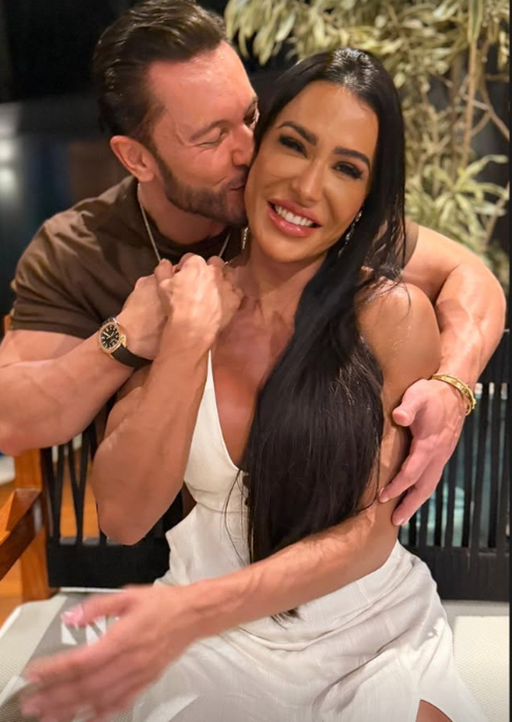 Gracyanne Barbosa surge agarradinha em clima íntimo com o novo namorado; veja