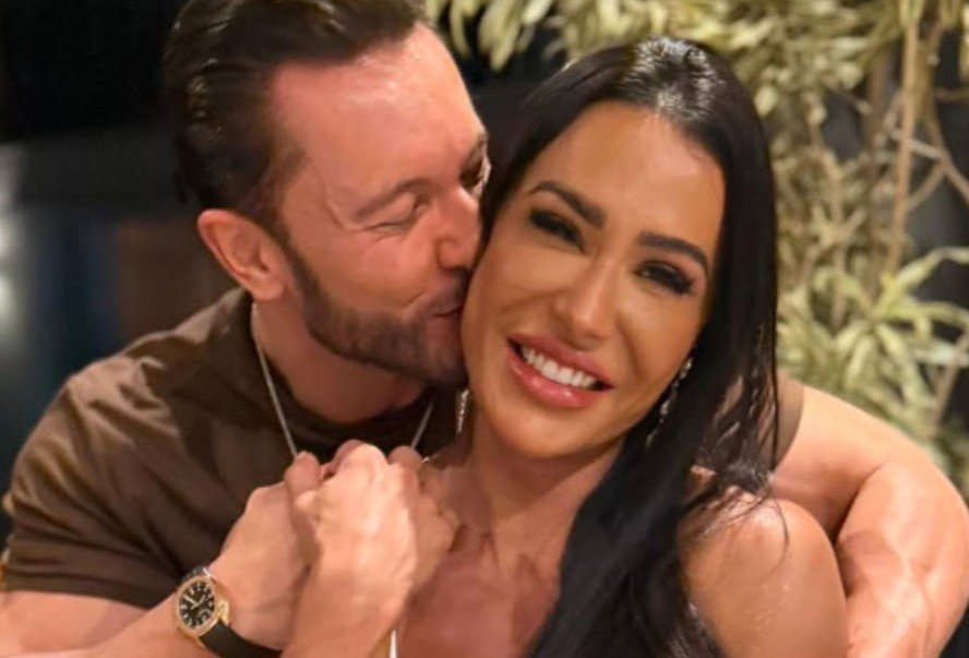 Gracyanne Barbosa surge agarradinha em clima íntimo com o novo namorado; veja