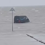 Van da Amazon no meio de rio no Reino Unido — Foto: Reprodução/Facebook