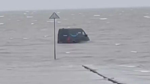 Van da Amazon no meio de rio no Reino Unido — Foto: Reprodução/Facebook