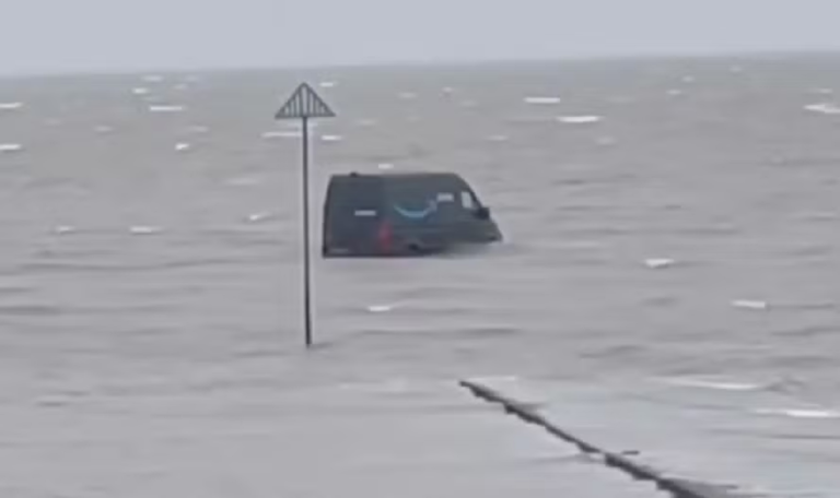 Van da Amazon no meio de rio no Reino Unido — Foto: Reprodução/Facebook