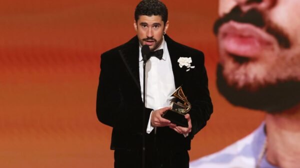 Bad Bunny faz história e vence Álbum do Ano com disco em espanhol no Grammy