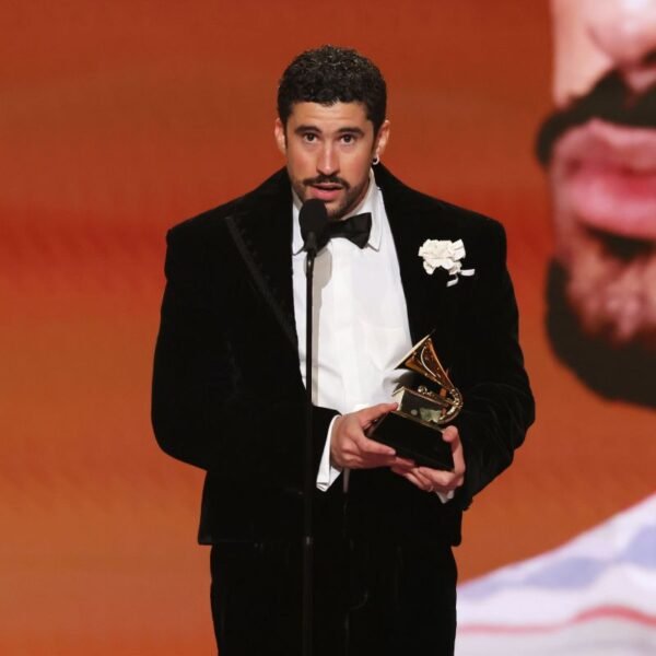 Bad Bunny faz história e vence Álbum do Ano com disco em espanhol no Grammy