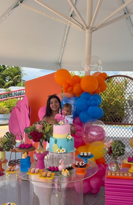 João Gomes faz festa surpresa para Ary Mirelle e bolo chama a atenção; veja fotos