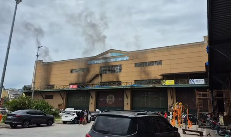 Princípio de incêndio atinge barracão da Grande Rio na Cidade do Samba