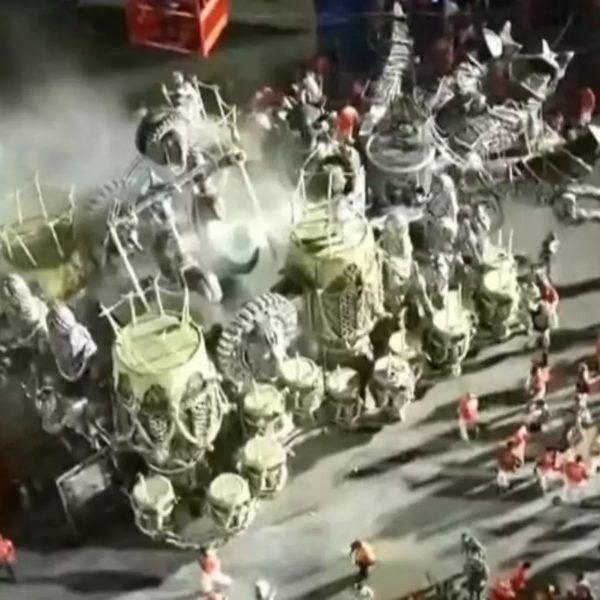 Carro da União de Maricá tem problema técnico e atropela pelo menos 4 pessoas no Rio de Janeiro Foto: Reprodução