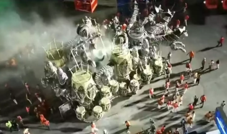 Carro da União de Maricá tem problema técnico e atropela pelo menos 4 pessoas no Rio de Janeiro Foto: Reprodução