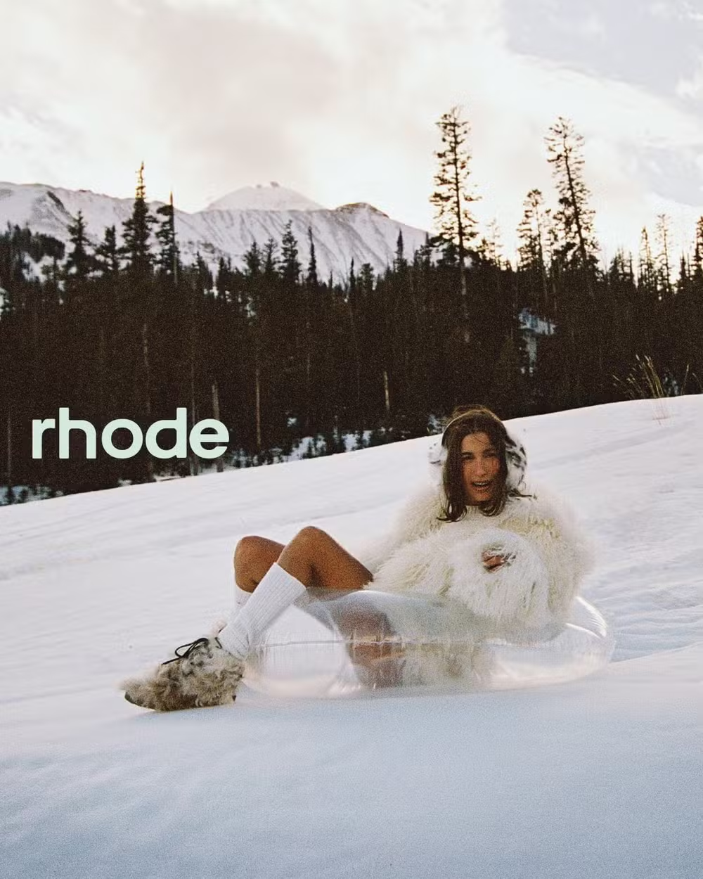 Hailey Bieber posa com bumbum de fora na neve em novas fotos; veja