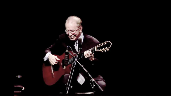 João Gilberto em show — Foto: Reprodução