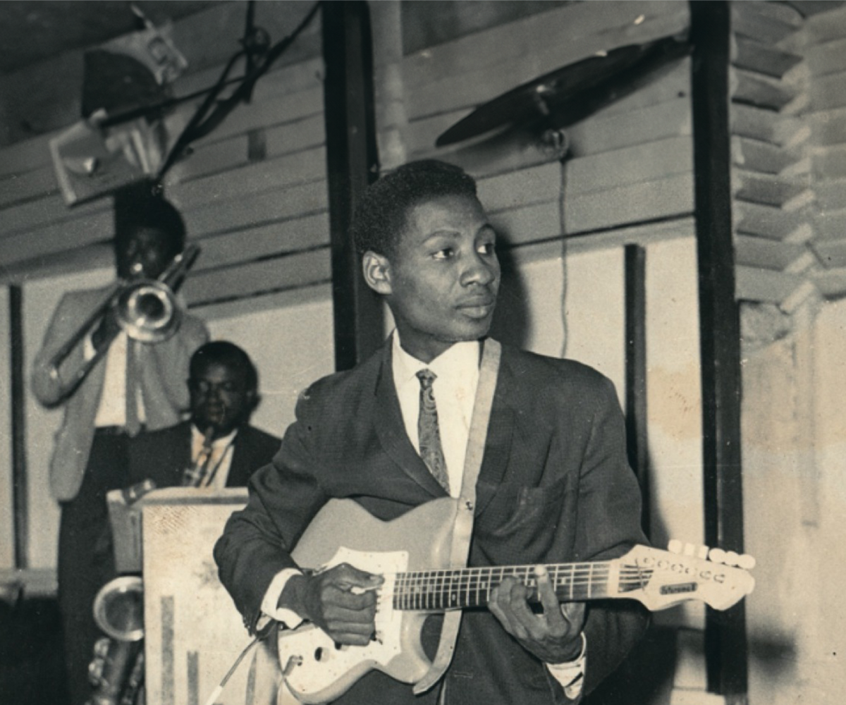 Morre Ebo Taylor, lenda do highlife ganês, aos 90 anos