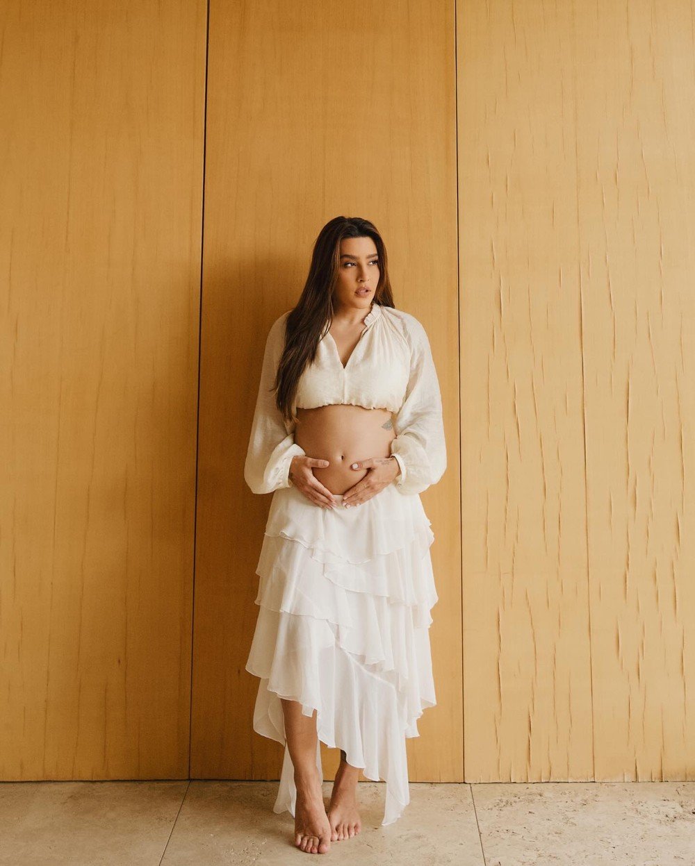 Grávida, Lauana Prado exibe barriguinha e se declara: “Transbordando amor”