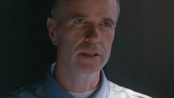 Morre Tom Noonan, ator de Robocop 2 e Caçador de Assassinos, aos 74 anos. Informação foi confirmada por colegas; causa da morte não foi divulgada.