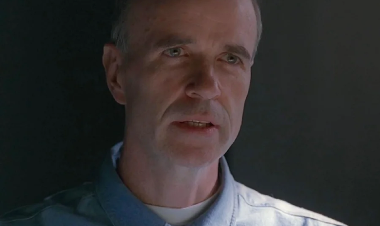 Morre Tom Noonan, ator de Robocop 2 e Caçador de Assassinos, aos 74 anos. Informação foi confirmada por colegas; causa da morte não foi divulgada.