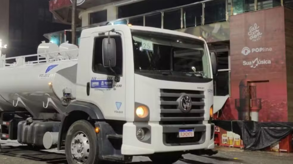 Caminhão fazia limpeza da avenida no momento do acidente — Foto: Redes sociais