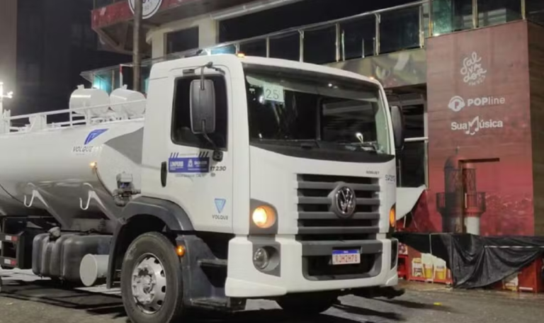 Caminhão fazia limpeza da avenida no momento do acidente — Foto: Redes sociais
