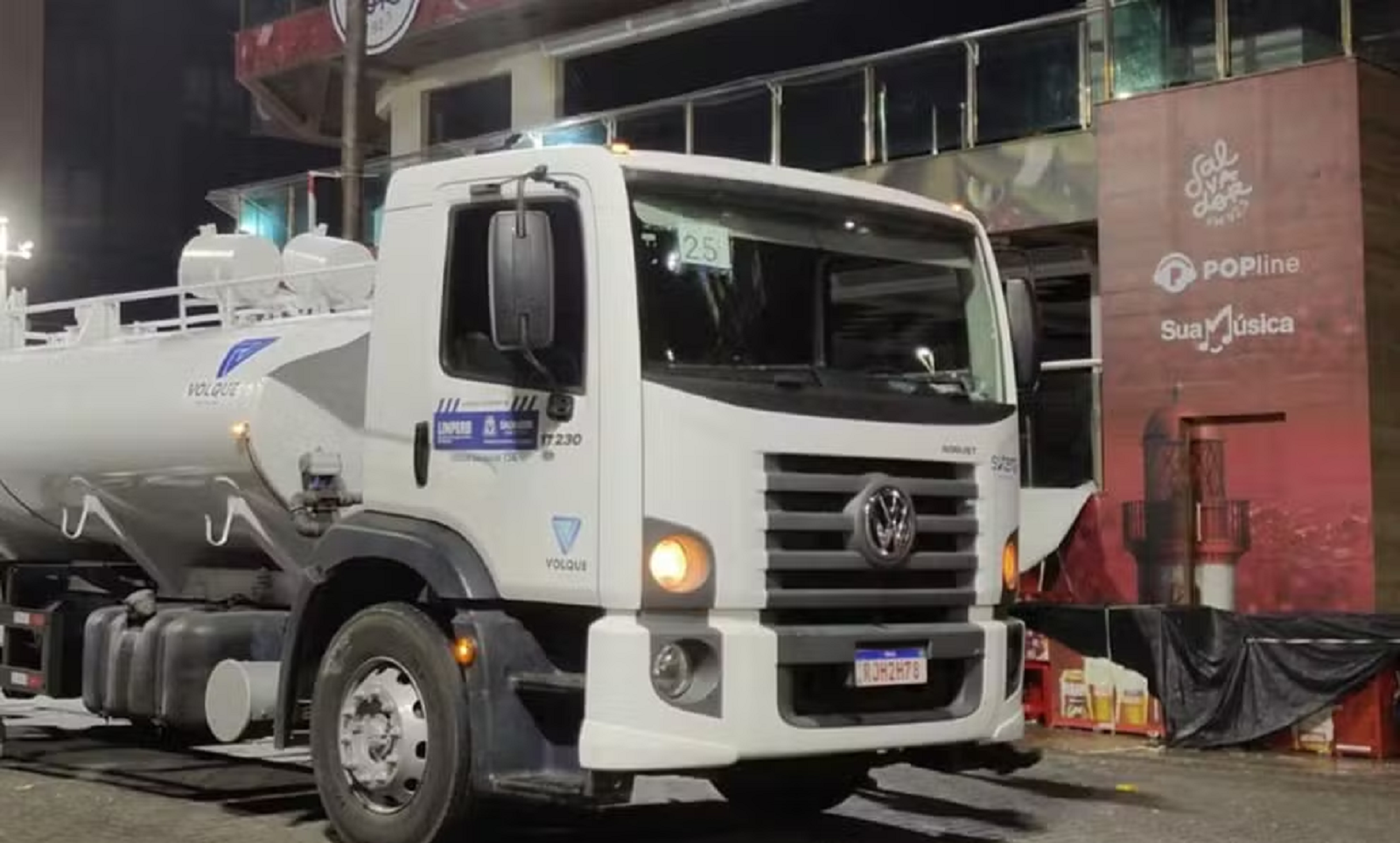 Caminhão fazia limpeza da avenida no momento do acidente — Foto: Redes sociais