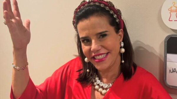 Socialite escorrega ao deixar baile de Carnaval no Copacabana Palace, é atendida no local e tranquiliza após susto.