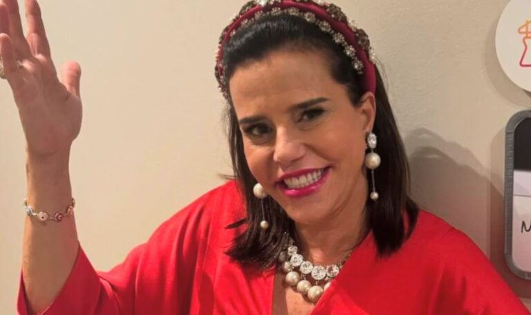 Socialite escorrega ao deixar baile de Carnaval no Copacabana Palace, é atendida no local e tranquiliza após susto.