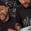 Neymar Jr. ganha nota de R$ 100 de presente e vídeo viraliza nas redes; assista