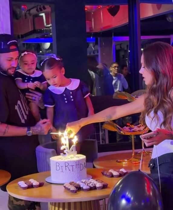 Neymar Jr ganha festa surpresa organizada por Bruna Biancardi em seu aniversário de 34 anos