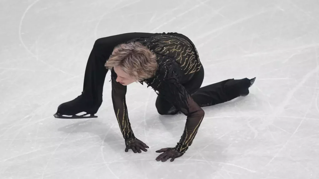 Patinador do "salto impossível", Ilia Malinin cai e perde o pódio nos Jogos de Inverno