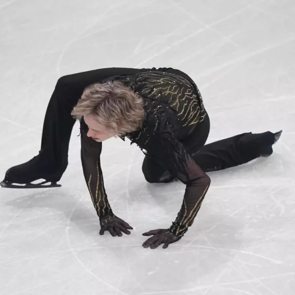 Patinador do "salto impossível", Ilia Malinin cai e perde o pódio nos Jogos de Inverno