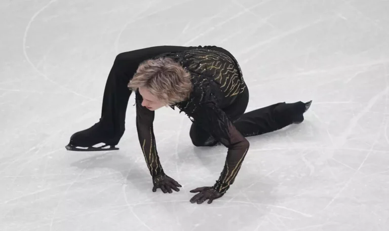Patinador do "salto impossível", Ilia Malinin cai e perde o pódio nos Jogos de Inverno