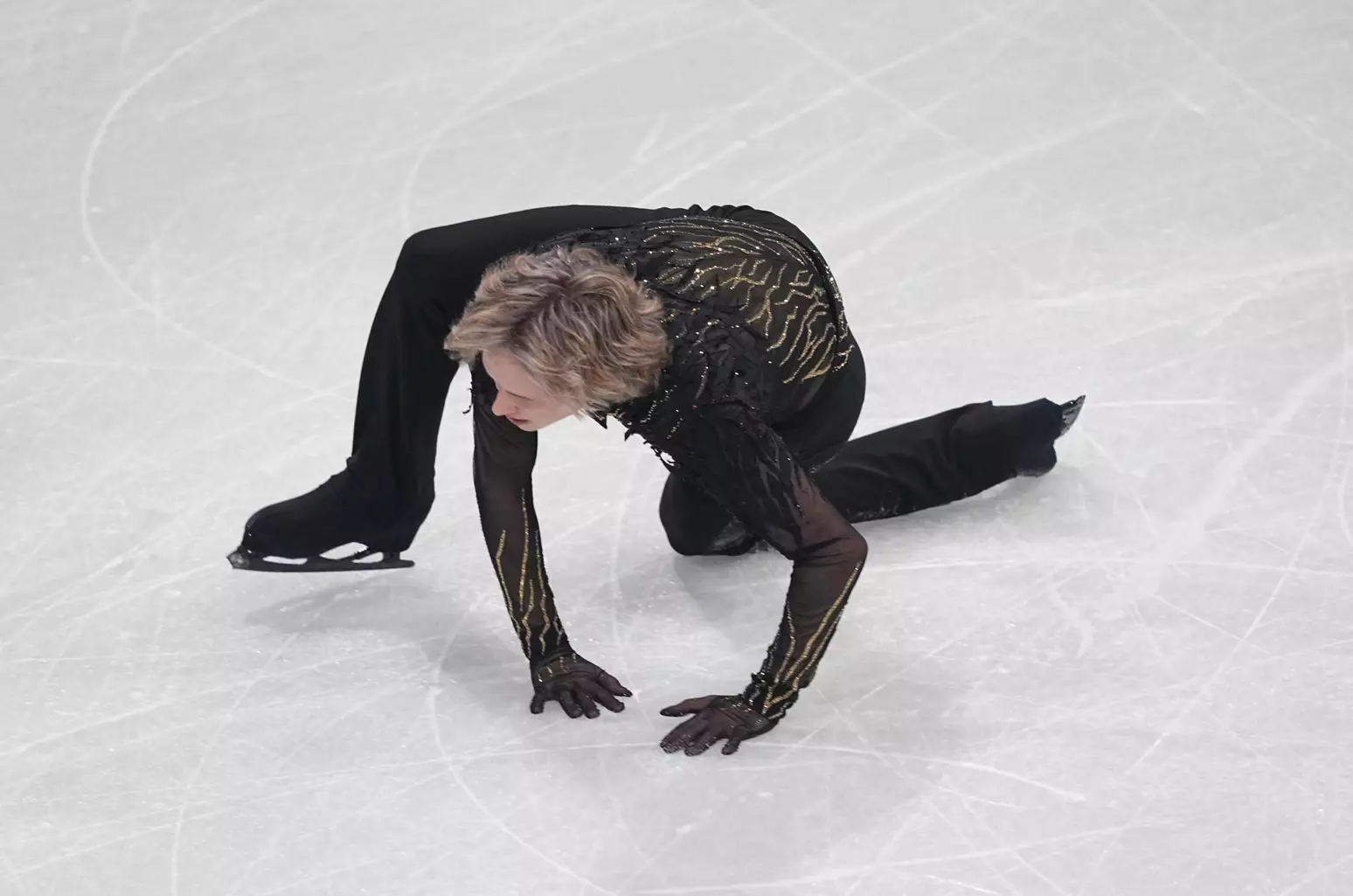 Patinador do "salto impossível", Ilia Malinin cai e perde o pódio nos Jogos de Inverno