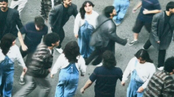 Kalisch transforma sentimentos em canções e lança álbum autoral no cenário indie brasileiro