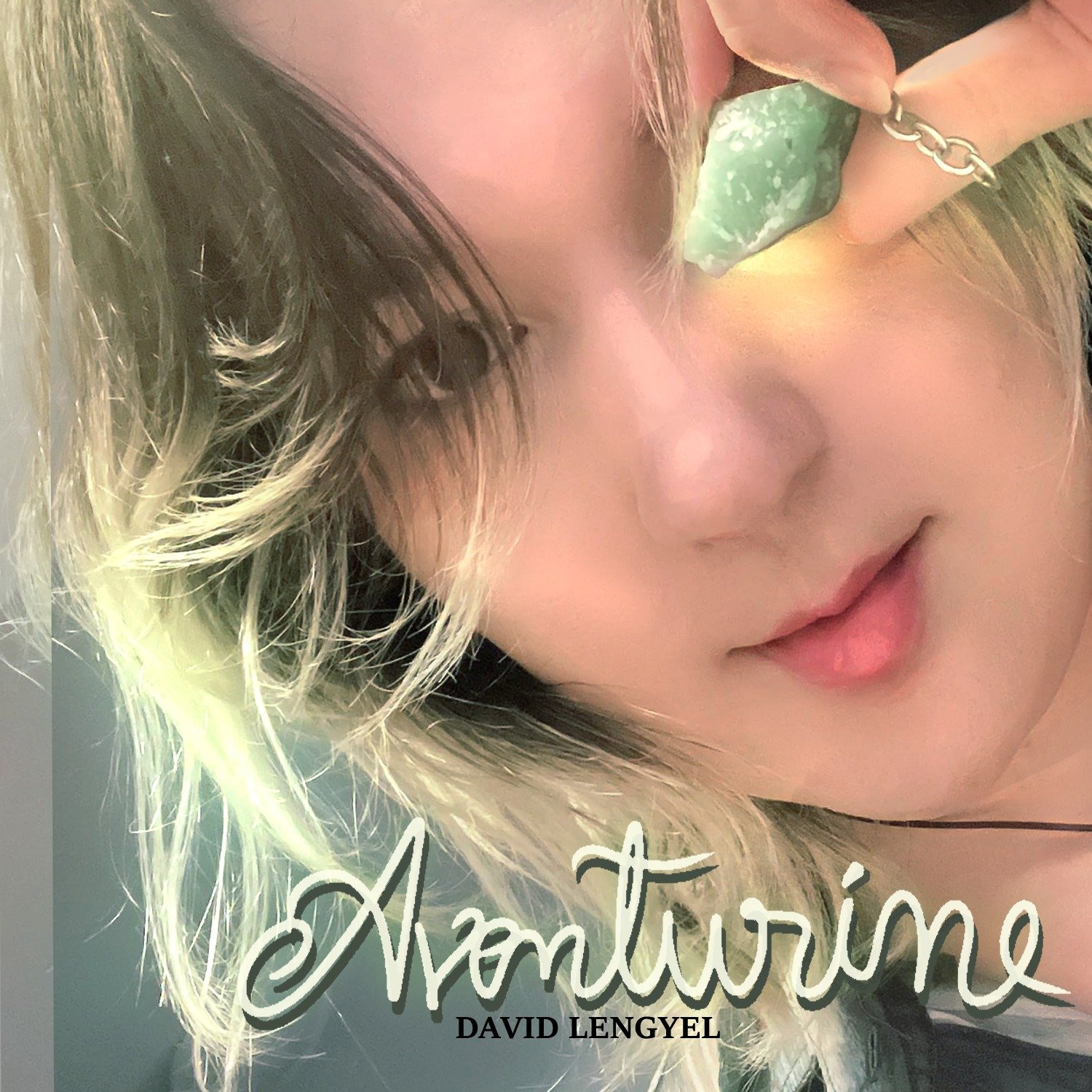 Cantor romeno aposta na liberdade do pop e na quebra de padrões vocais