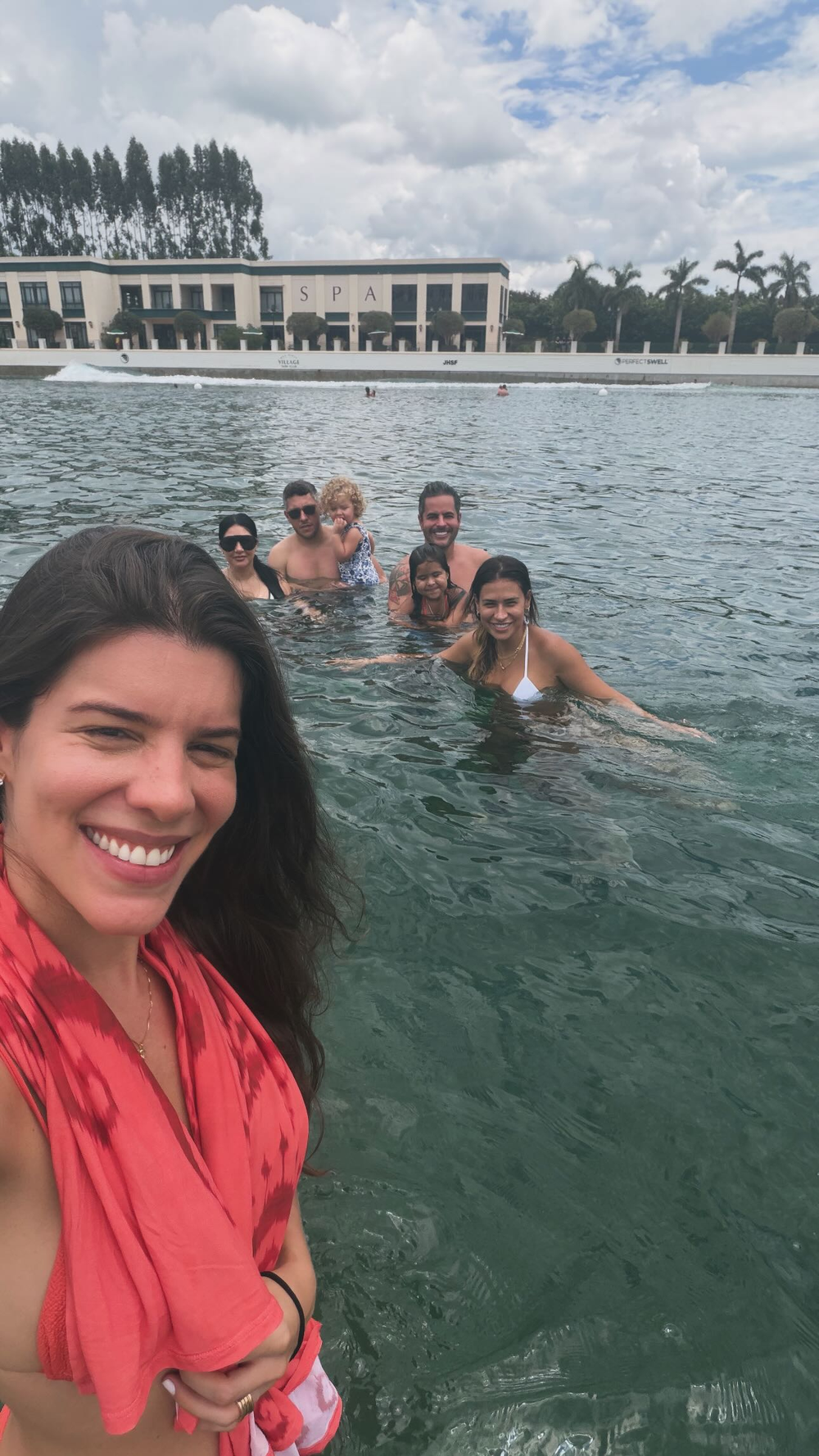 Em momento raro, Simaria posa de maiô em passeio com a família e a irmã, Simone; veja fotos