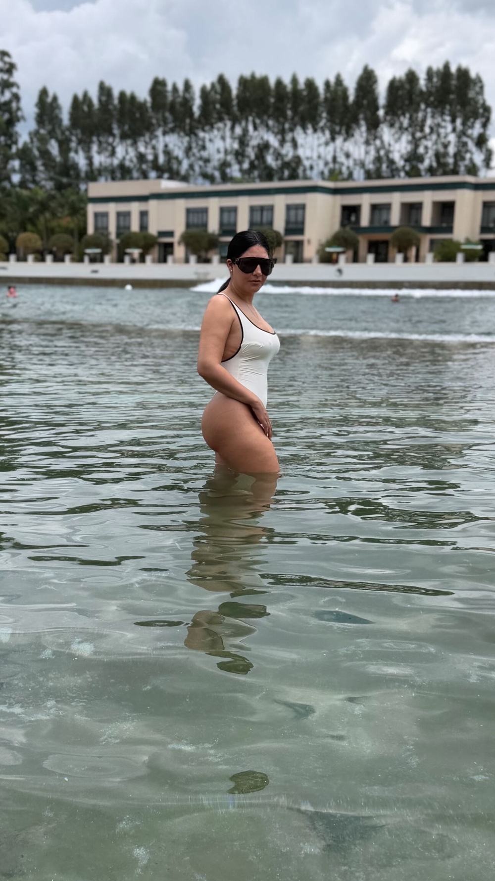 Em momento raro, Simaria posa de maiô em passeio com a família e a irmã, Simone; veja fotos