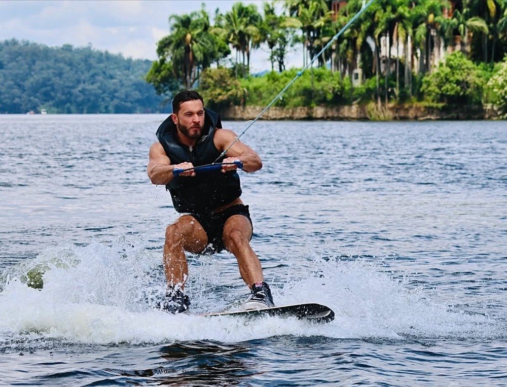 Gracyanne Barbosa surge agarradinha em clima íntimo com o novo namorado; veja