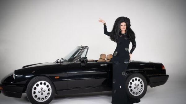 Laura Pausini lança single ¿Por Qué Te Vas?