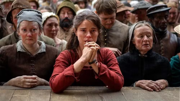 Vencedora do Oscar, Jessie Buckley iniciou carreira em reality show e estudou em colégio interno 2 Jessie Buckley em cena de 'Hamnet'