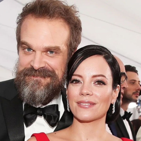 Modelo se pronuncia após ser retirada de festa ligada a Lily Allen por suposto envolvimento com David Harbour