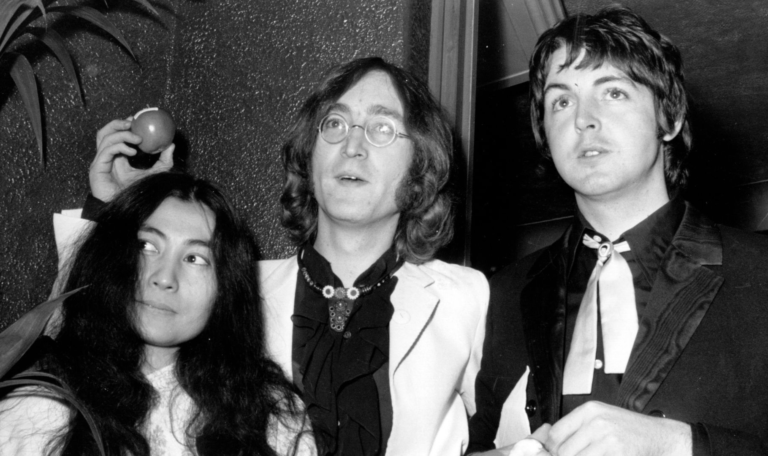 Paul McCartney revela o que esposa de John Lennon disse após cantor morrer