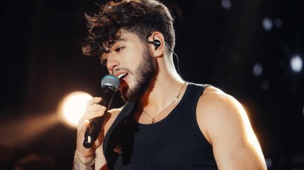 Thiago Freitas cantando