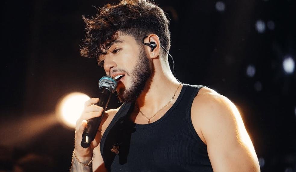 Thiago Freitas cantando