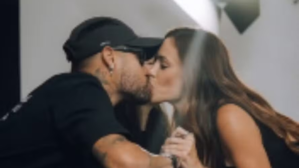 Bruna Biancardi surge aos beijos com Neymar após ausência do craque na Seleção 2 bruna biancardi neymar beijos