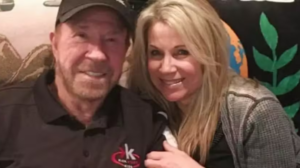 Chuck Norris teve filha fora do casamento e só descobriu após 26 anos 1 chuck norris filha fora casamento