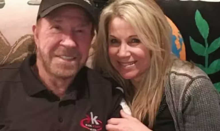 Chuck Norris teve filha fora do casamento e só descobriu após 26 anos 46 chuck norris filha fora casamento