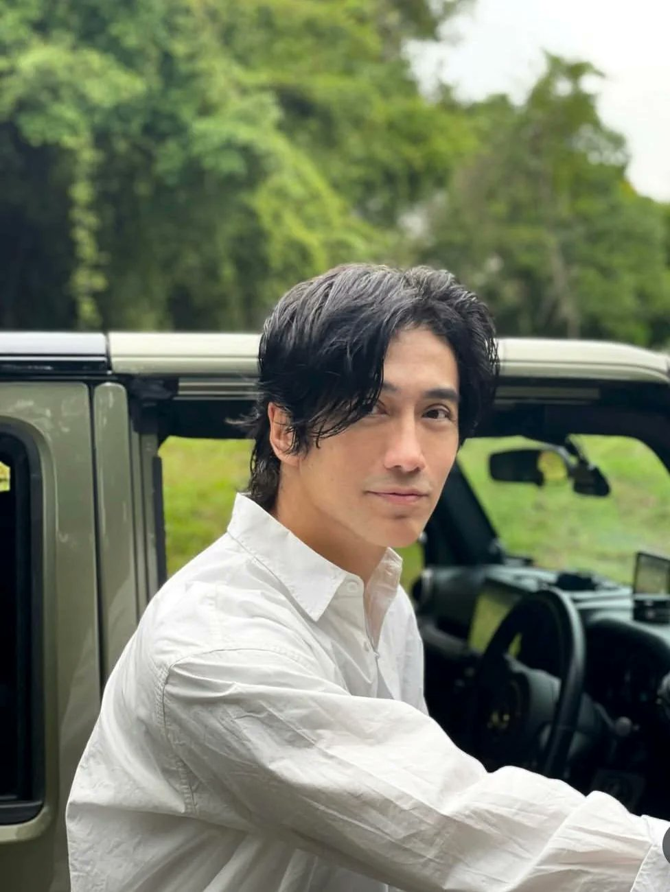 Modelo de Singapura viraliza ao completar 60 anos e impressiona seguidores pela aparência jovem