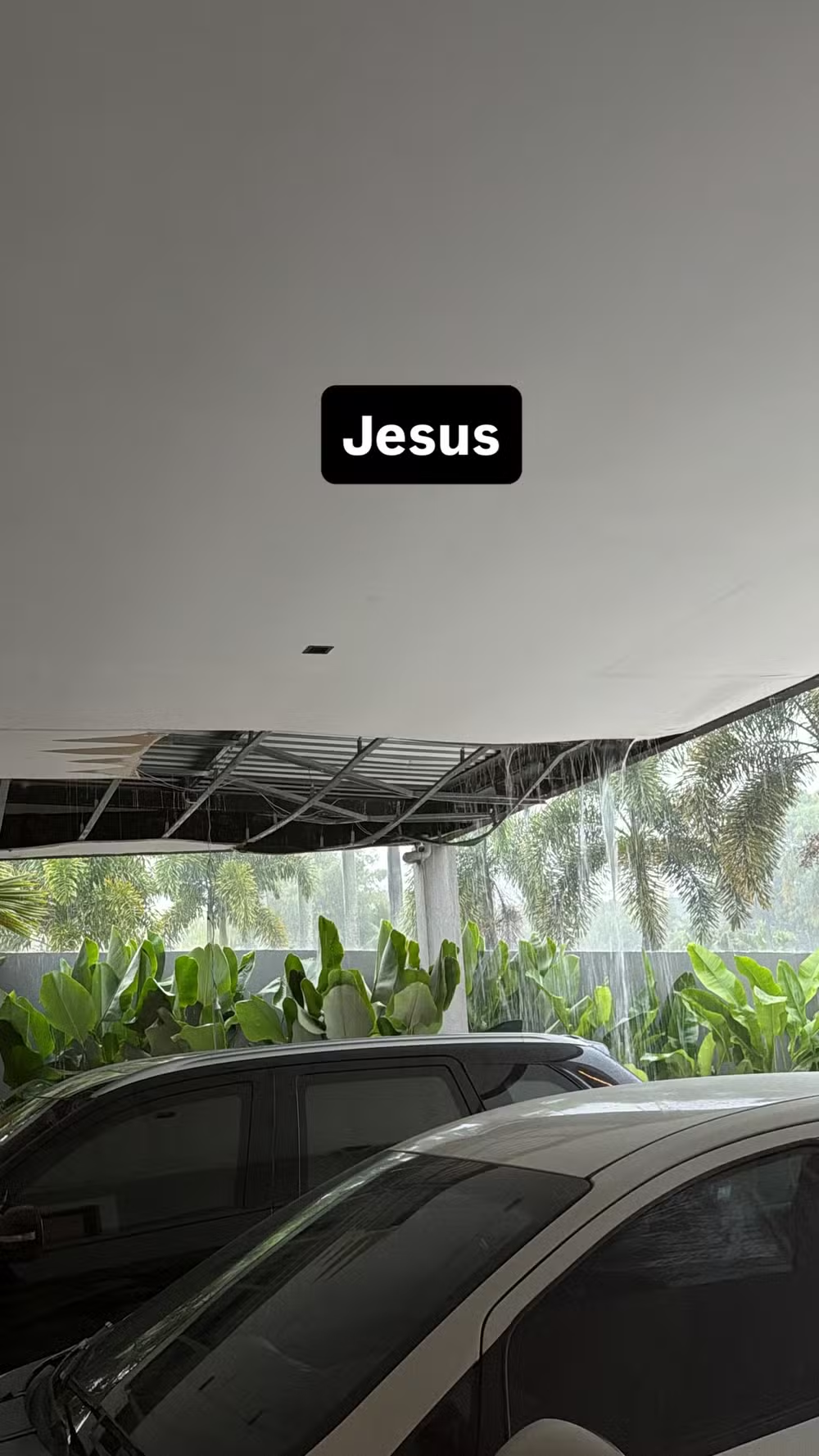 Parte do teto da mansão de Karoline Lima desaba durante temporal no Rio 47 Parte do teto da mansão de Karoline Lima desaba durante temporal no Rio