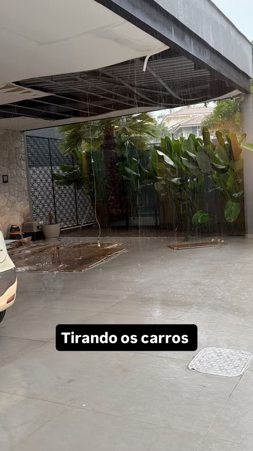 Parte do teto da mansão de Karoline Lima desaba durante temporal no Rio 48 Parte do teto da mansão de Karoline Lima desaba durante temporal no Rio