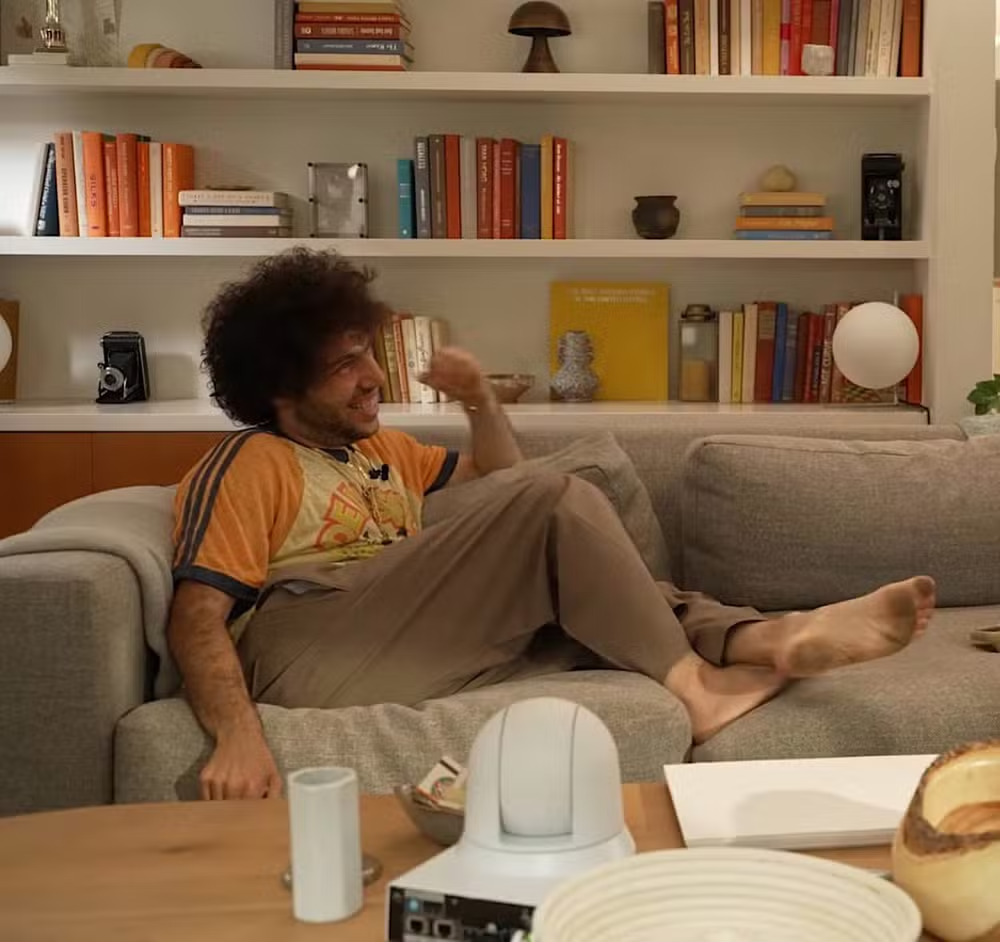 Selena Gomez beija pé sujo de Benny Blanco em novo episódio de podcast; veja