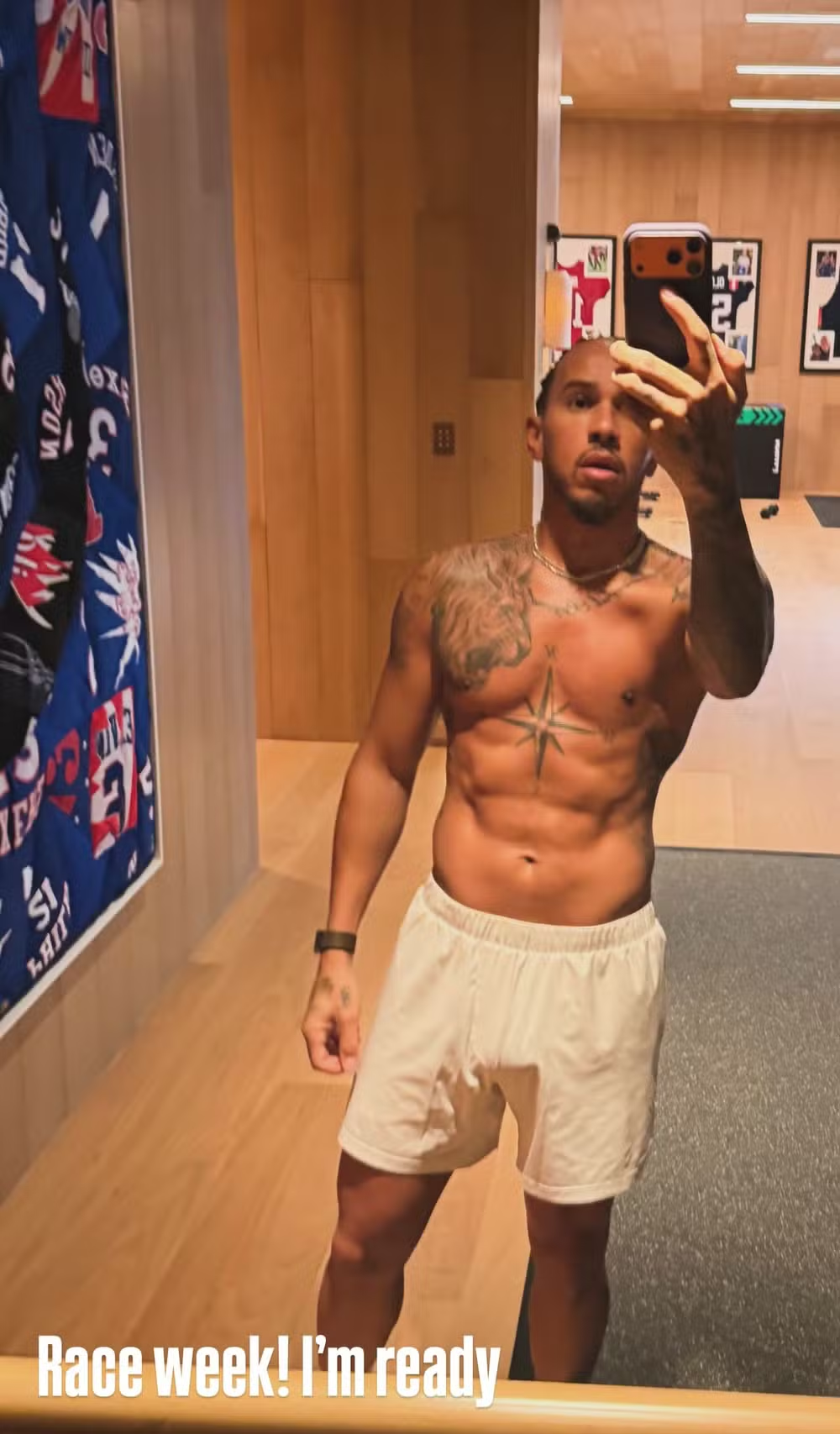 Solta o biscoito! Lewis Hamilton publica foto sem camisa e anima fãs; amplie 47 Solta o biscoito! Lewis Hamilton publica foto sem camisa e anima fãs; amplie