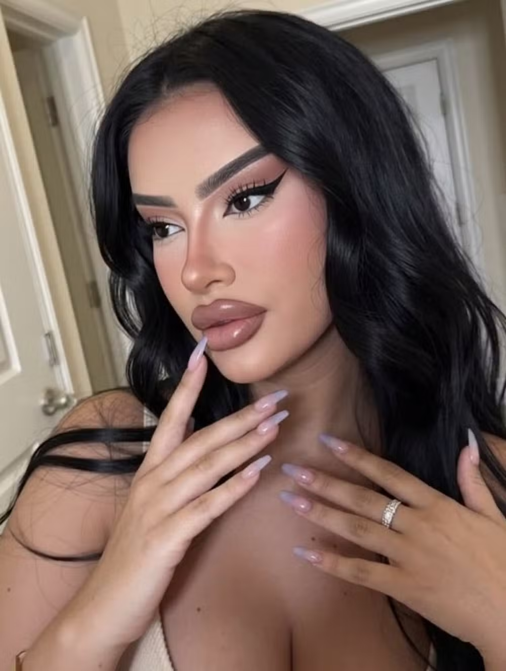 Influenciadora diz que precisou trocar passaporte três vezes após mudanças no rosto